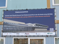 840026 Afbeelding van het bouwbord voor de nieuwe entreehal van het Diakonessenhuis (Bosboomstraat 1) te Utrecht.
